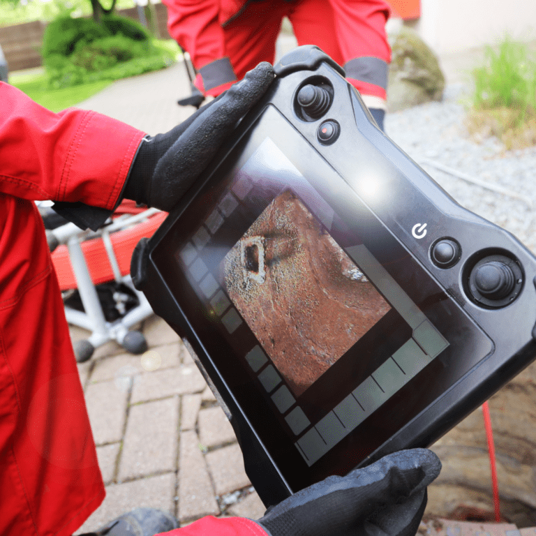 Radiographic Inspection Services being carried out using a screen on a pipe.